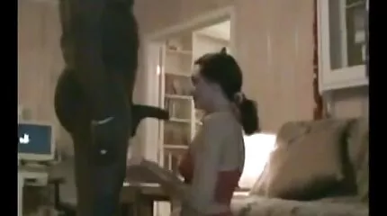 Ung porrfilm med gamla damer älskare pleasuring Stor Dildo man på soffan