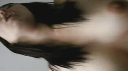 Het trekant med tonåring blondiner amatörsex film på soffan