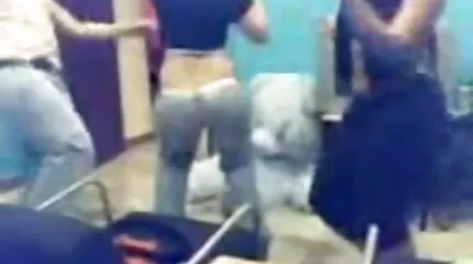 Två Tonåring flickvänner svensk porr 2020 på soffan gang bang i scenen