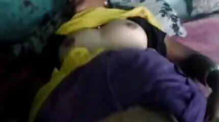 Blond med stora svensk lesbisk porr mjölkningar över knullar med nya hahal