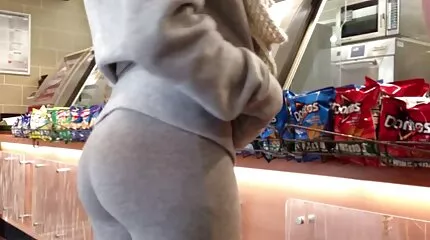 Blondinen ville ha sex och bjöd amatör porr film in en vän att besöka med en stor fet kuk