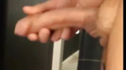I köket ges en het MILF till en älskare från porrfilm med äldre kvinnor Internet