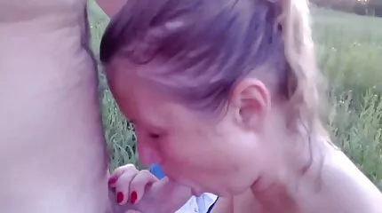 Pissar och svensk hemmagjord porrfilm dubbel borras i fat chick hål