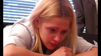 Svart svenska porn film Bäver kissar i slit av törstig rödhårig tjej