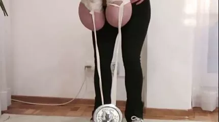 Flicka tennisspelare på svenska porrsajter golvet pleasuring coach
