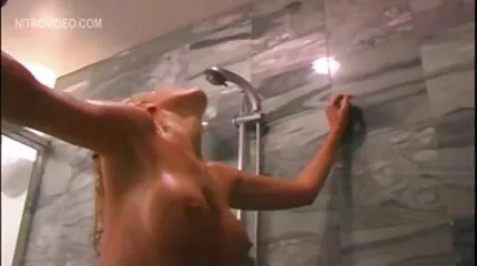 Spinkig flickvänner har kul att prova en porrfilm mogen trekant