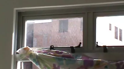 Svart hane frigs en kåt blond hemmagjord porr på soffan