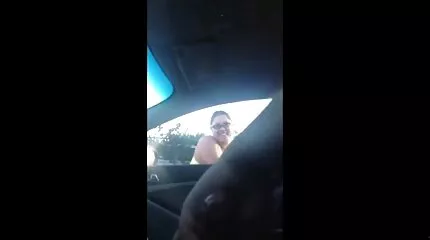 Flickan vid bordet böjd över i en sexuell position sexfilmer med äldre