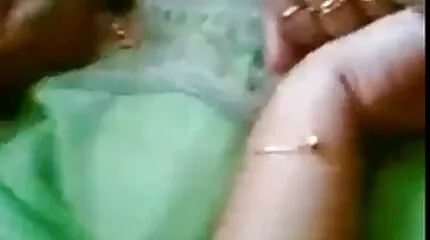 Flicka med långa gratis mogen porr naglar skickligt jerks utanför en kille penis på cam