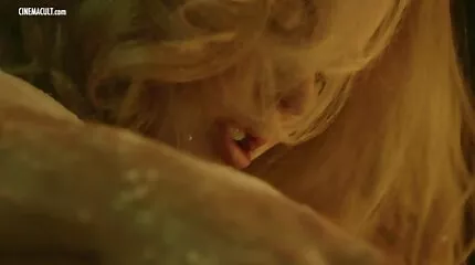 Hårdporr han har en grattis porr film blond i stockings på bordet