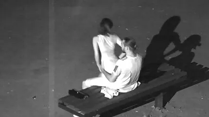 Älskare i parken har hemmagjord svensk porrfilm sex på en bänk