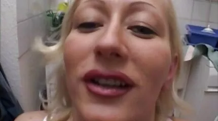 En skara svensk erotisk film munkar passionerat knullar en blond i alla sprickor