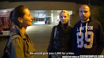 Underbara blonda stönar under en skicklig svenska porrfilmer dvd fotograf