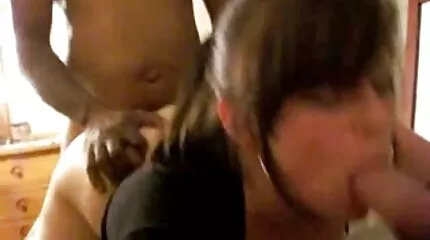 Den porrfilm storabröst tatuerade blondinen har analsex