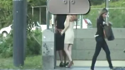 Snygging Adriana får en hel del sperma från svart kuk efter svenska erotiska filmer anal