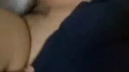 Det distraherar flickan från att leka med en hård amatör porr kuk