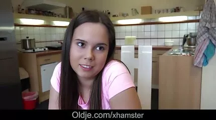 Brunett med pärlor på porr svenska tjejer hennes hals gör en avsugning